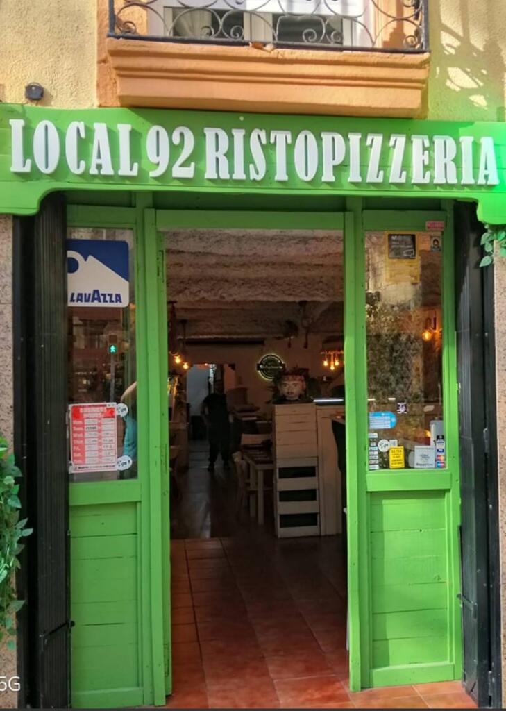 foto de la entrada de local 092 ristopizzeria