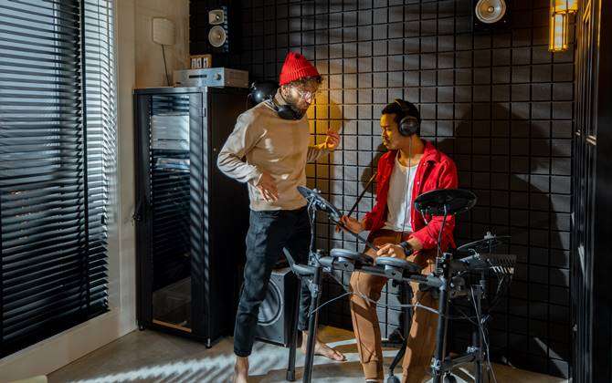 musicos en un estudio de grabacion en barcelona