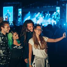 Amigos en el festival de música Sonar Barcelona | VAMOS.BARCELONA | Qué hacer en Barcelona hoy Amigos en el festival de música Sonar Barcelona