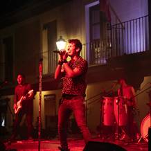 Grupo de rock and roll actuando las Fiestas de un barrio de Barcelona | VAMOS.BARCELONA | Qué hacer en Barcelona hoy