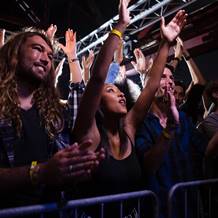 Multitud bailando en un concierto de rock en Barcelona | VAMOS.BARCELONA | Qué hacer en Barcelona hoy Multitud bailando en un concierto de rock en Barcelona
