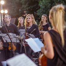 Violinistas ensayando con orquesta en la calle en Barcelona | VAMOS.BARCELONA | Qué hacer en Barcelona hoy Violinistas ensayando con orquesta en la calle en Barcelona