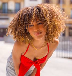 chica joven visitando la ciudad de barcelona