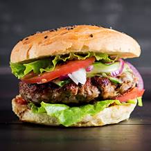 Deliciosa hamburguesa en hamburguserias de Barcelona Barcelona es una ciudad donde la gastronomía no deja de sorprender, y las hamburguesas han conquistado un lugar especial en la escena culinaria. Desde propuestas clásicas hasta creaciones gourmet, aquí encontrarás una cuidada selección de los mejores lugares para disfrutar de una hamburguesa hecha con ingredientes de calidad y un toque único. En esta sección, te ofrecemos una guía con direcciones y detalles de los locales más destacados, donde cada hamburguesa se convierte en una experiencia. Ya sea que prefieras una versión tradicional, una opción más innovadora o una alternativa vegetal, hay una propuesta para cada gusto y estilo. Además, queremos que tu opinión cuente. Después de probar alguna de las hamburguesas recomendadas, valora tu experiencia y deja tu comentario. Tu punto de vista ayuda a otros amantes de la buena comida a descubrir nuevos sabores y lugares. Prepárate para saborear hamburguesas irresistibles en los rincones más deliciosos de Barcelona. ¡Explora, disfruta y comparte tu experiencia con nosotros!
