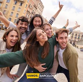 grupo de jovenes disfrutando de fiestas de barrios en barcelona