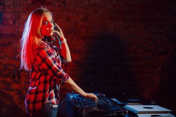 Ragazze DJ a una festa in un club di Barcellona