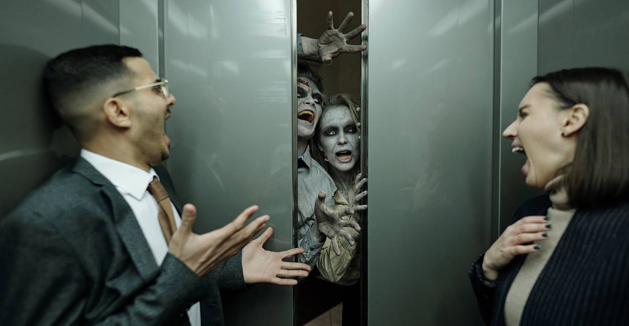 巴塞罗那的一个密室里，年轻人被活死人吓坏了。