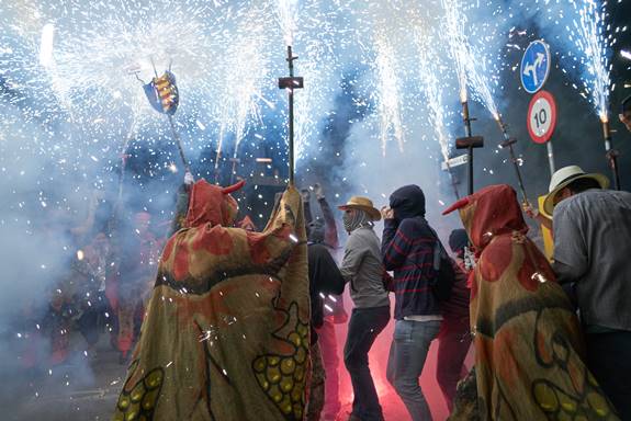 El Correfoc en las fiestas barrio de Gracia Barcelona 2025 | VAMOS.BARCELONA | Qué hacer en Barcelona El Correfoc en las fiestas barrio de Gracia Barcelona 2025