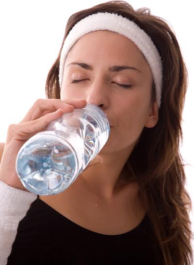 chica bebiendo agua | VAMOS.BARCELONA | Qué hacer en Barcelona hoy chica bebiendo agua