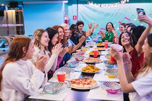 Imagen de jovenes pasando muy bien en una Cena Tuppersex en Barcelona